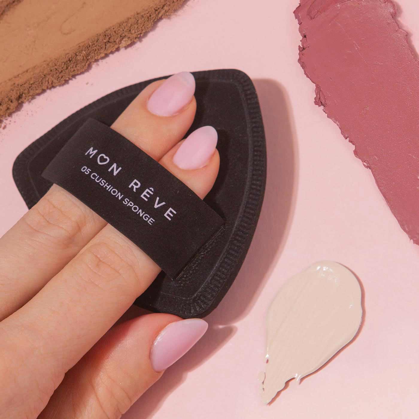 Trekantet cushion svamp i sort med Mon Rêve logo til makeup